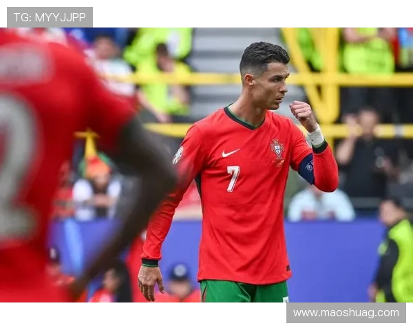 球迷冲进赛场抢C罗球衣引发欧冠奇葩事件震惊全场